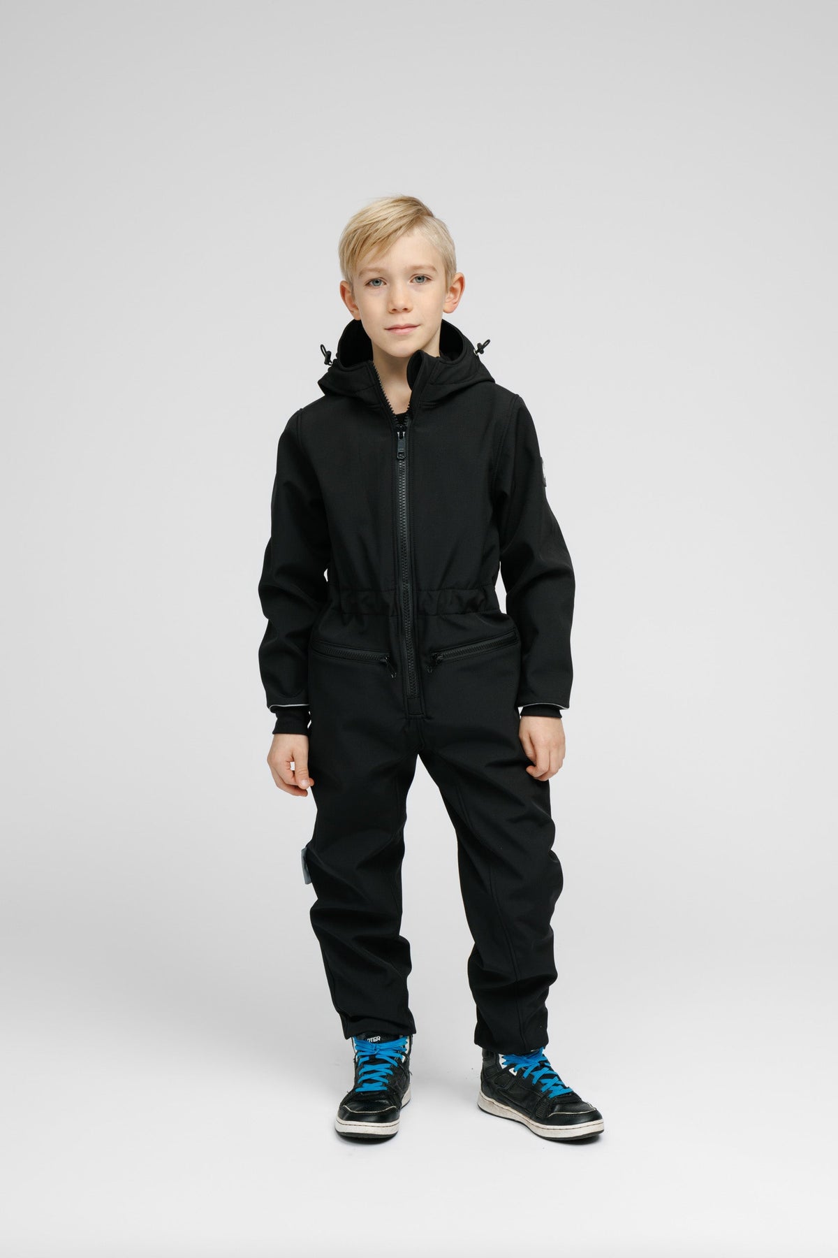 Nuckö laste must softshell kombinesoon helkurribadega, valmistatud tellimisel Eestis