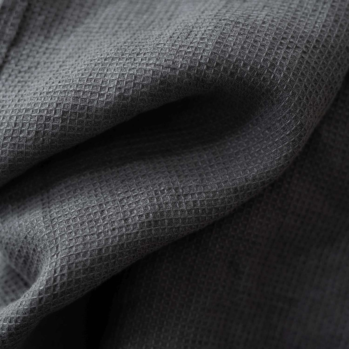 Charcoal linen waffle towel by Linen Tales in close up, 100% linen waffle weave, 200 g/m²