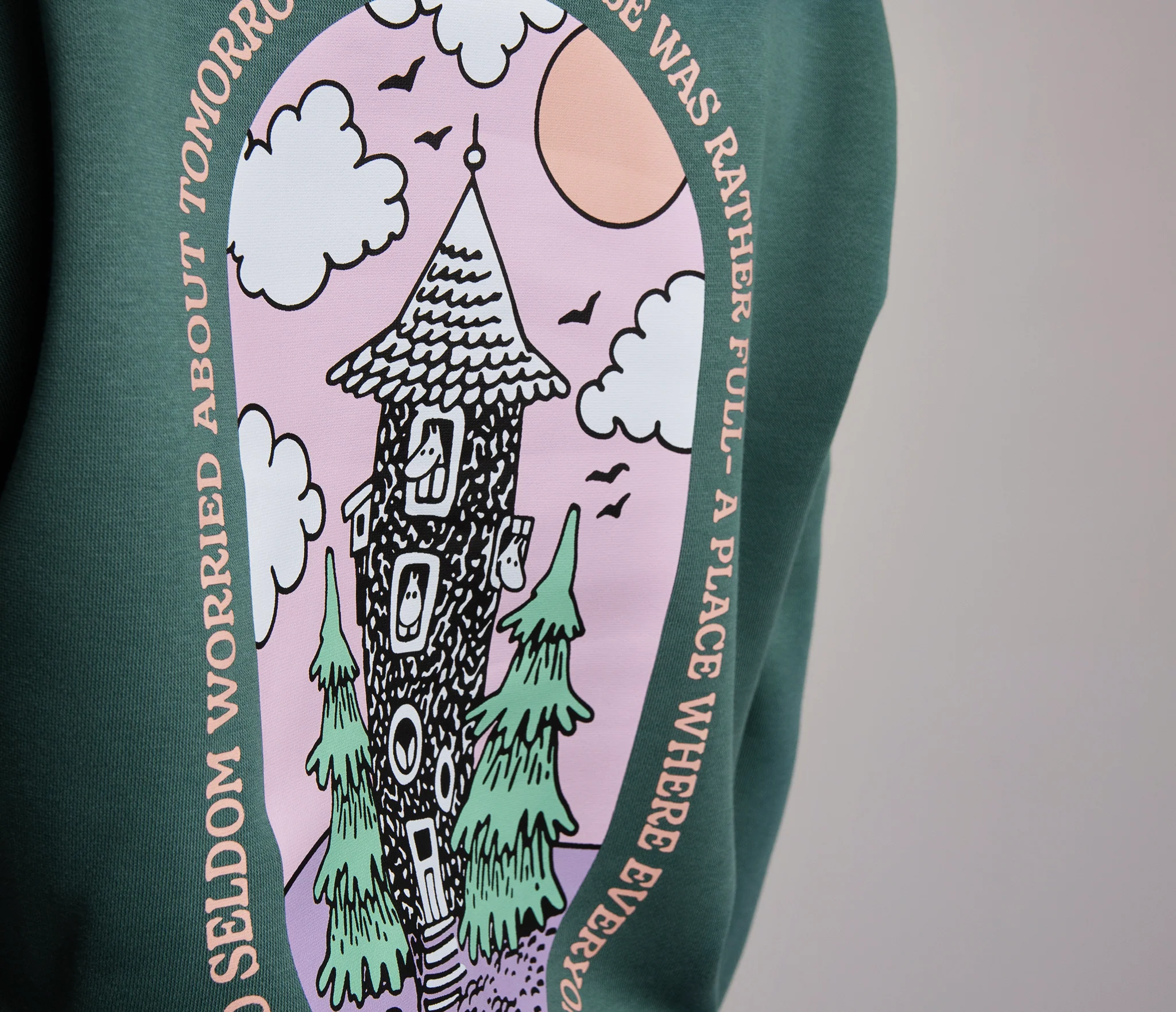 Moomin Unisex Hoodie Moominhouse Green, Premium Cotton - Snøluv