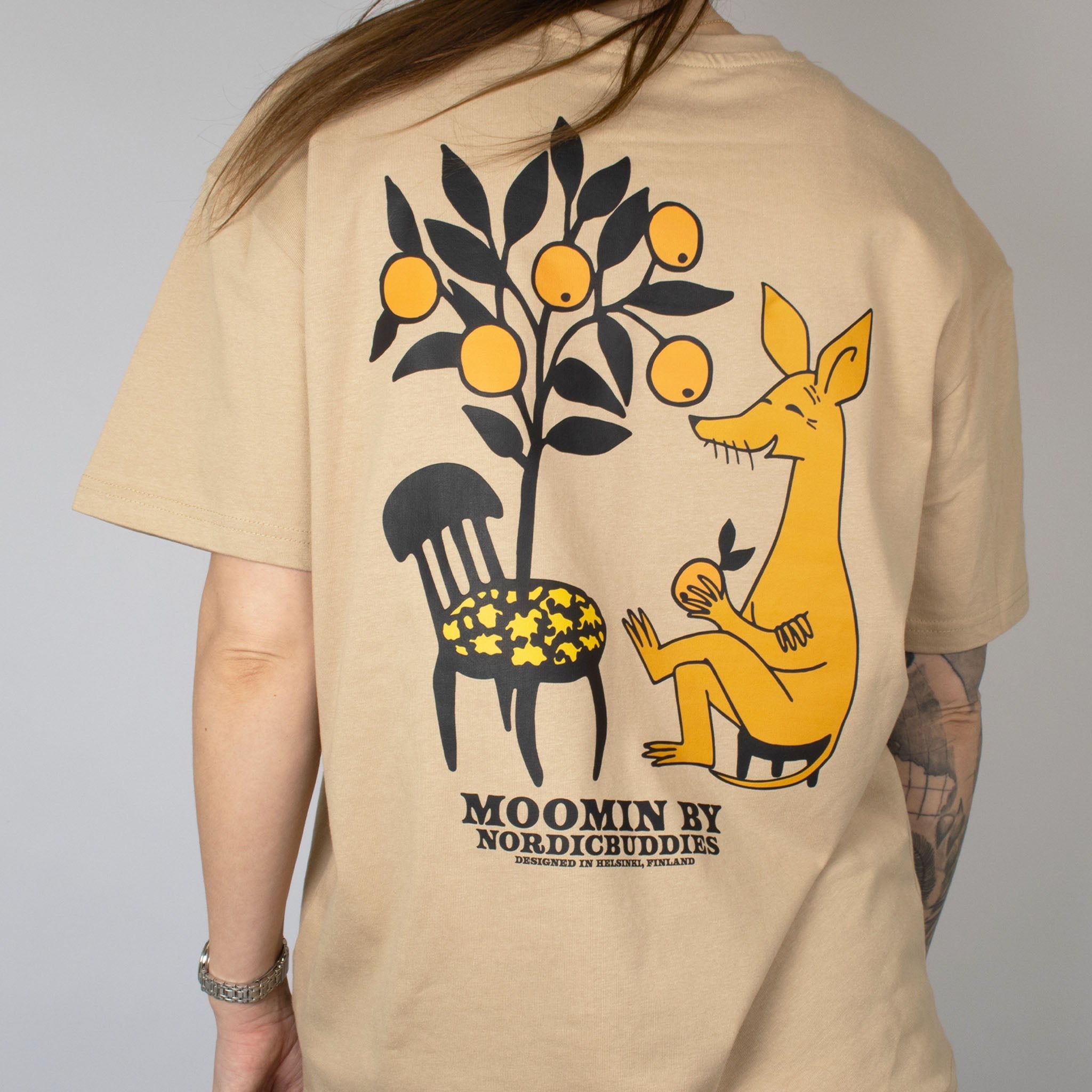 Dėvimi smėlio spalvos Moomin marškinėliai su Sniff, nugaros piešinys iš arti