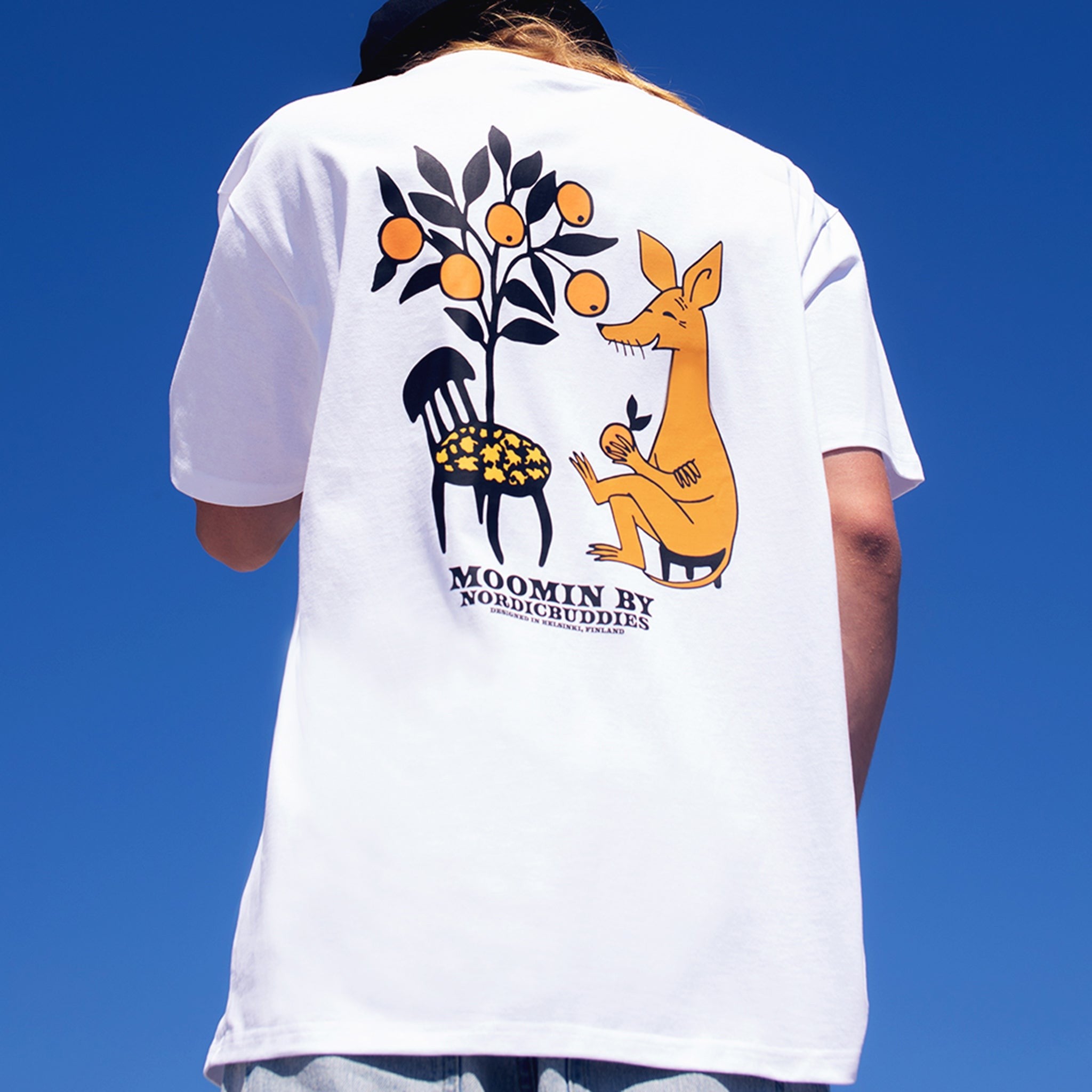 Vit Mumin t-shirt med Sniff på, ryggtrycket mot en blå himmel