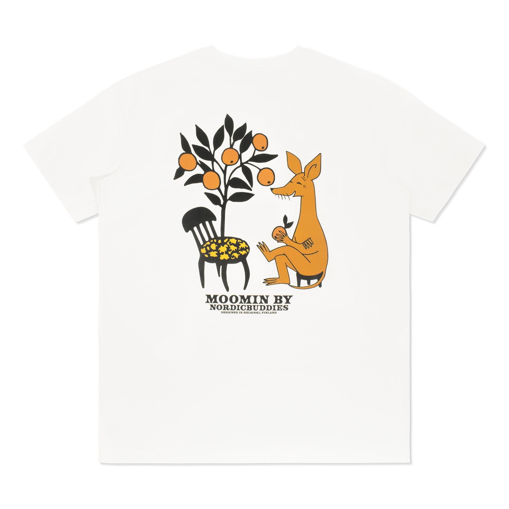 Baksidan på den vita Mumin t-shirten med Sniff: stort tryck med Sniff vid ett apelsinträd och en stol