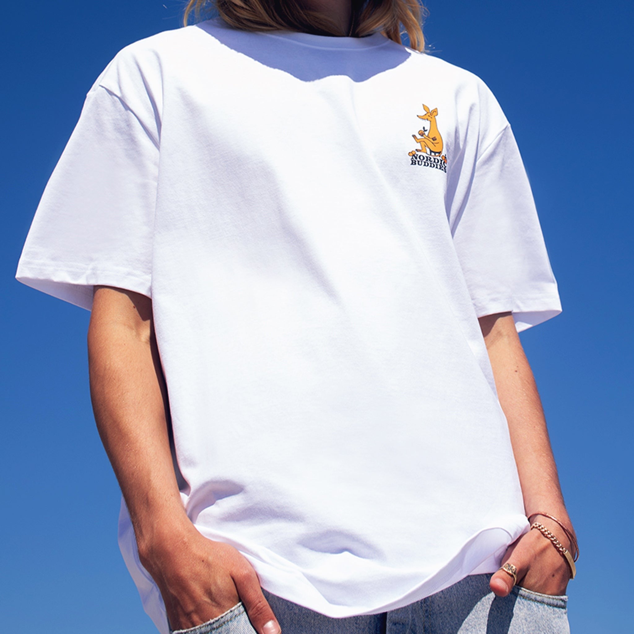 Vit Mumin t-shirt med Sniff på, framifrån med det lilla brösttrycket