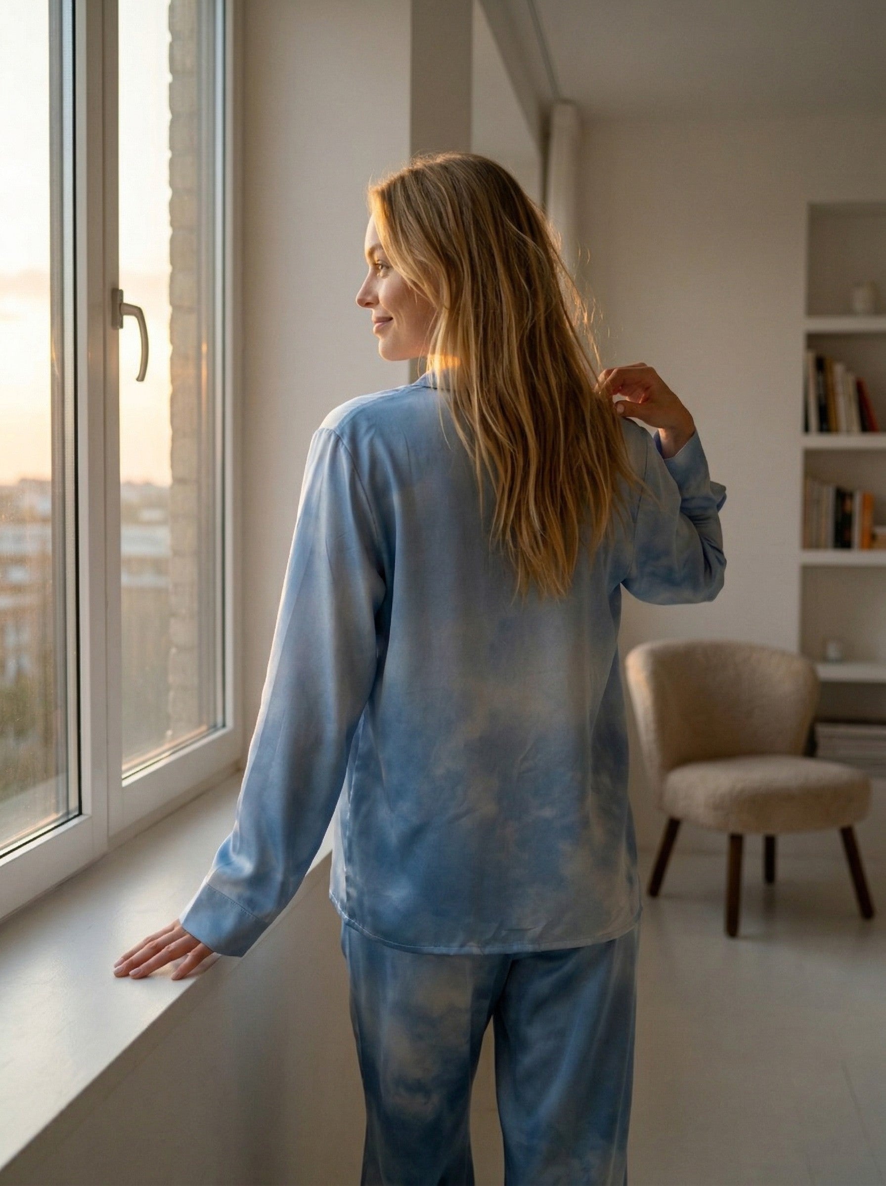 Tæwas Blue Sky sidenpyjamas bakifrån: långärmad skjorta och byxor med dragsko