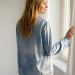 Tæwas Blue Sky sidenpyjamas från sidan, med Tanel Veenres himmels- och molnmönster på ärmen